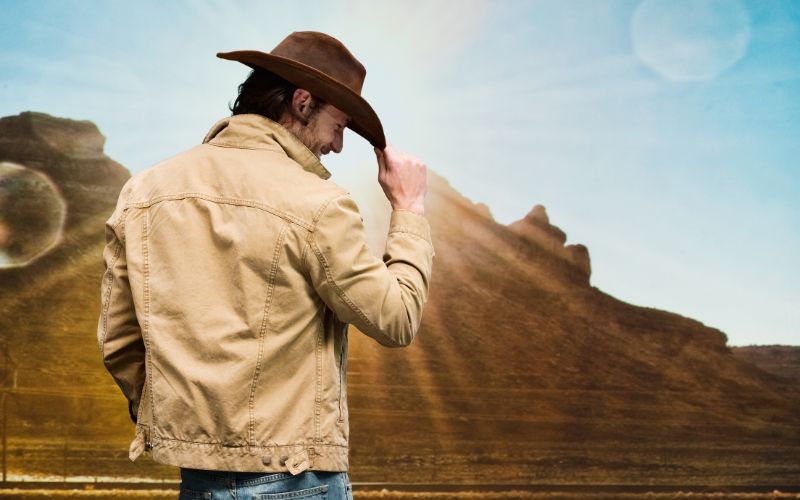 Phong cách bụi bặm với áo jean, quần denim và mũ cổ điển