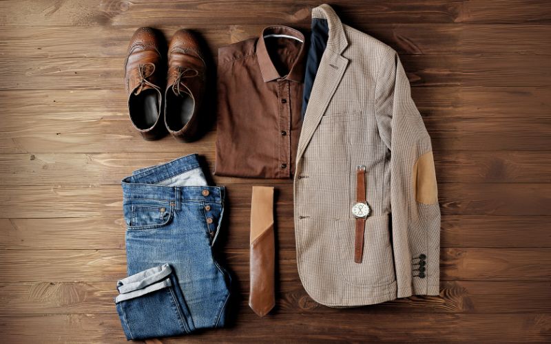 Set đồ cổ điển với áo khoác dạ, sơ mi và quần jean