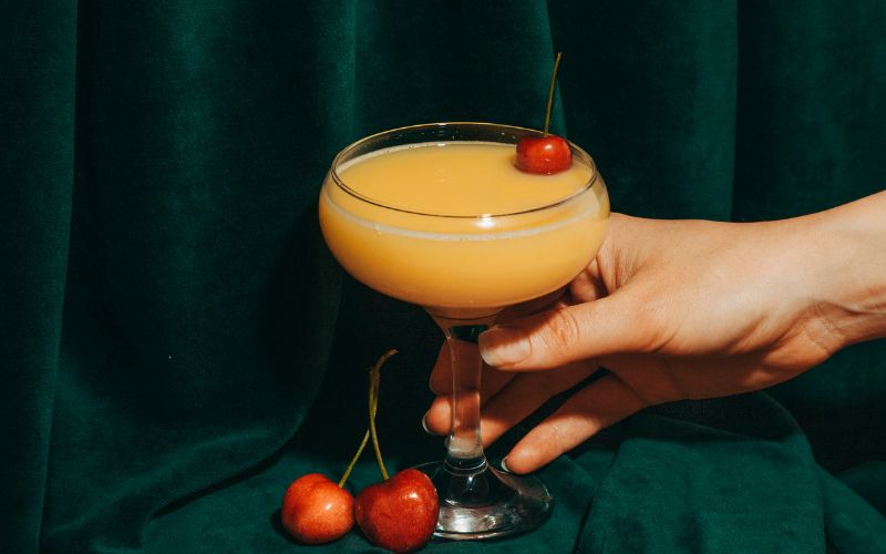 Cách cầm cocktail đúng giúp tăng tính thẩm mỹ và trải nghiệm