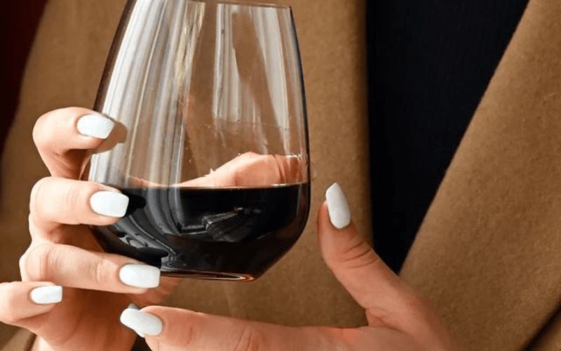 Cách cầm ly rượu không có chân (ly whisky)