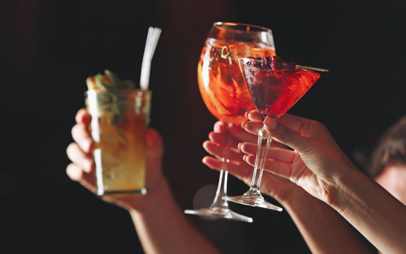 Cách cầm ly rượu cocktail theo từng thiết kế ly