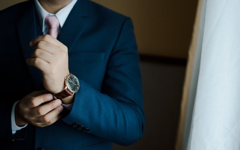 Đồng hồ cơ là món phụ kiện đậm chất cổ điển