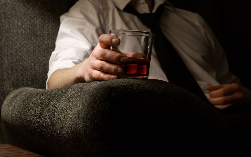 Giữ vào thân ly whisky: Thoải mái nhưng cần tinh tế