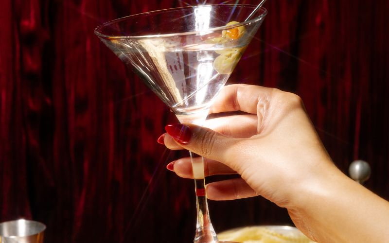 Không khuấy hoặc lắc ly tùy tiện
