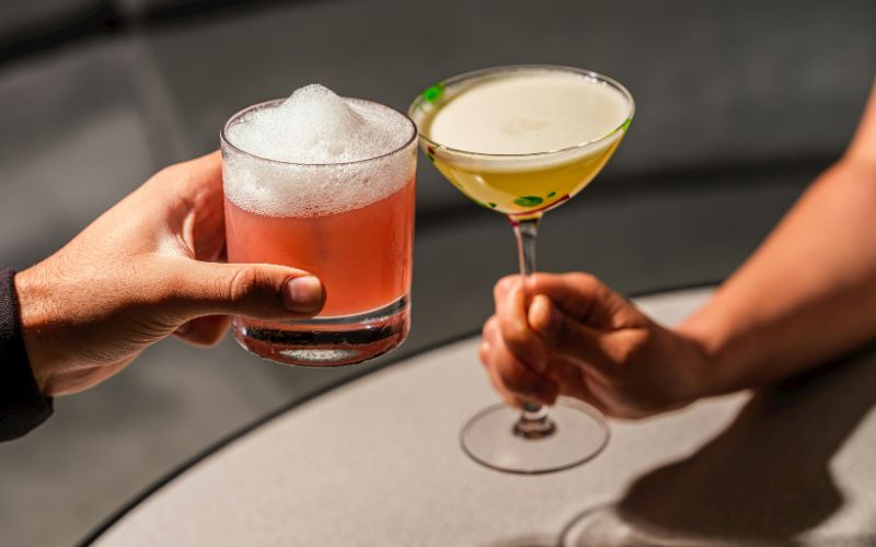 Nắm vững nguyên tắc cơ bản của cách cầm ly cocktail