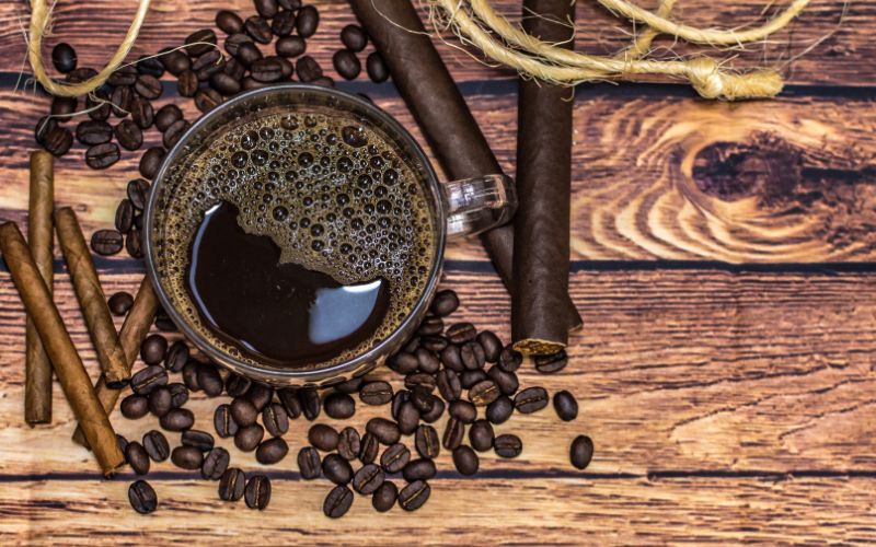 Người mới chơi xì gà có nên thử vị cà phê không?